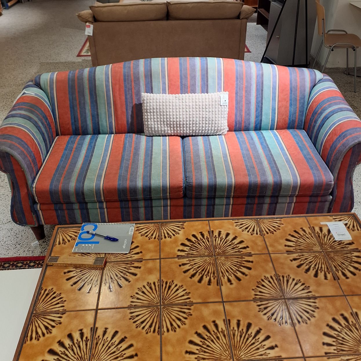 (3930)Stribet sofa